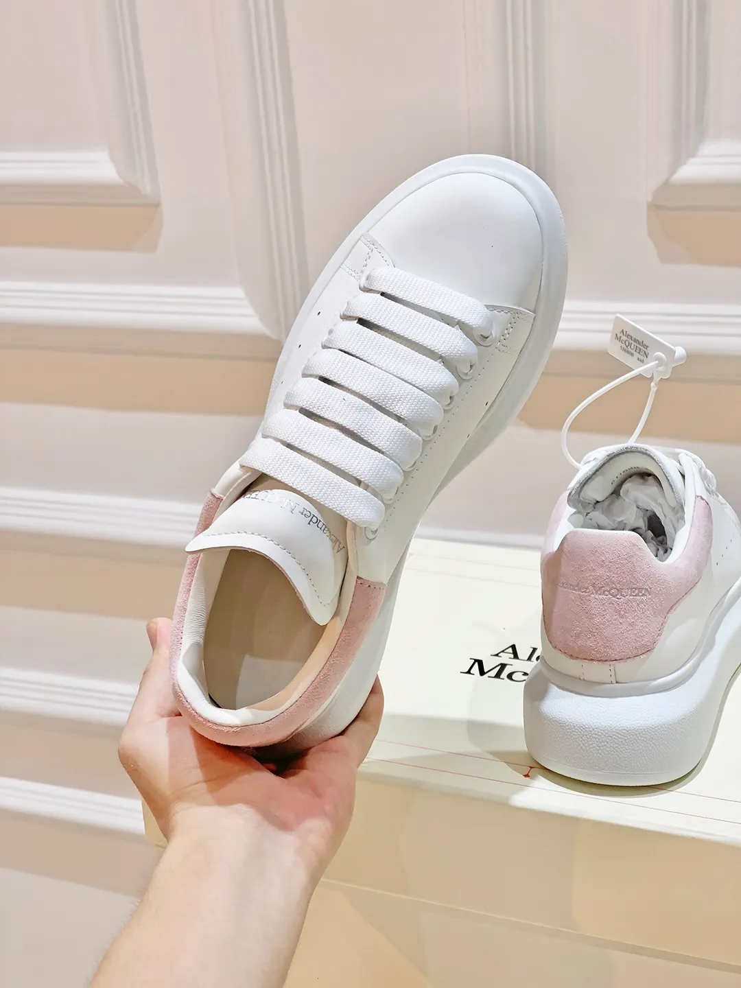 👟👟Ex-factory price 560👟👟 𝐀𝐥𝐞𝐱𝐚𝐧𝐝𝐞𝐫 𝐌𝐜𝐐𝐮𝐞𝐞𝐧A must-have for going out ~ full of confidence. McQueen white shoes are versatile and can instantly elongate your proportions. The long legs that fill the screen make you confident, sweet and cool, and can be controlled by both male and female gods, making you look better as you wear them. ⭐Shoe upper material: first-layer cowhide ⭐Shoe lining material: sheepskin ⭐Available sizes: 35-40, male 39-45 (female 40, male 45 customized)